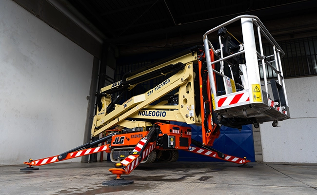 piattaforma a ragno cingolata a noleggio Ravenna