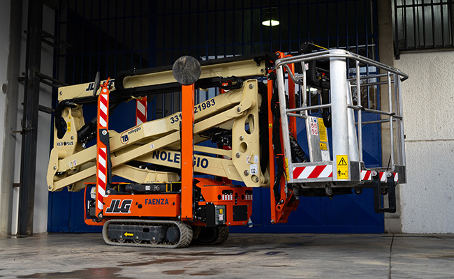 piattaforma cingolata a ragno a noleggio Ravenna